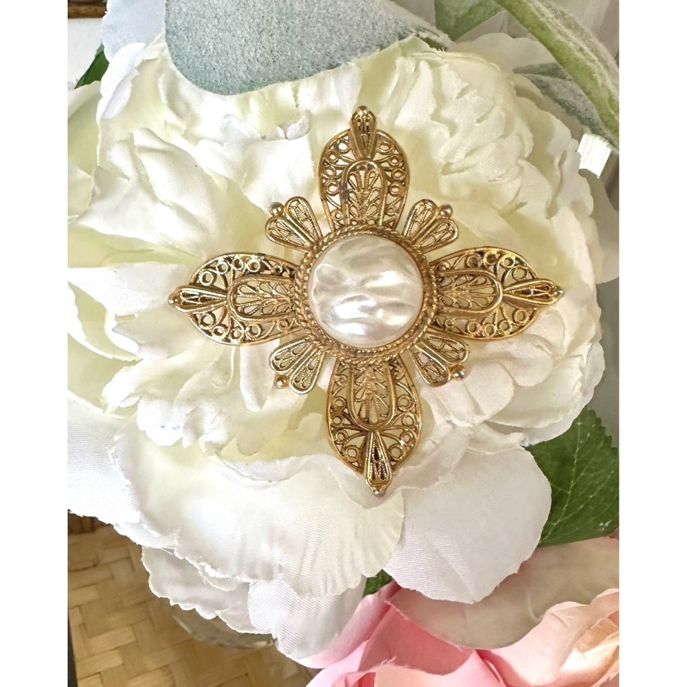 Vintage Signed AVANTE Gold Tone Brooch With Faux Pearl